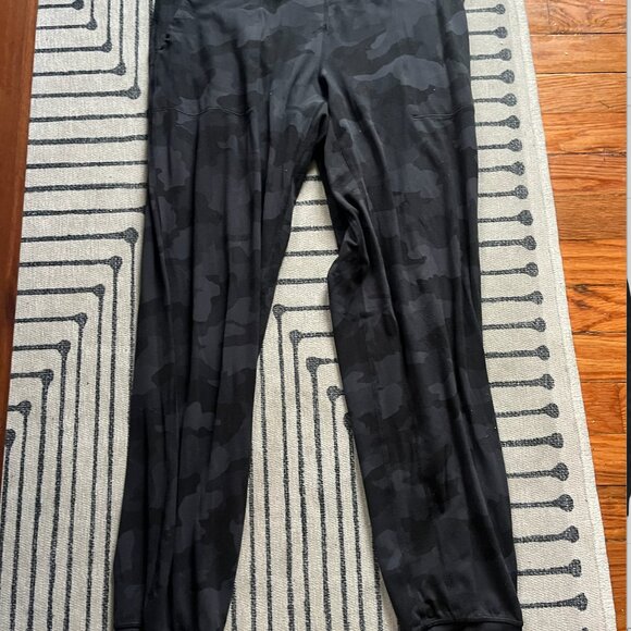 MUST GO: Lululemon Align Jogger "28 - Picture 3 of 3